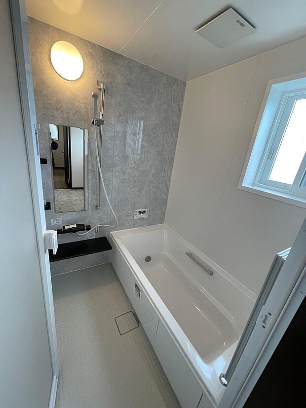 床の乾きやすい1坪タイプの浴槽♪足を伸ばしてゆっくり入浴できます♪