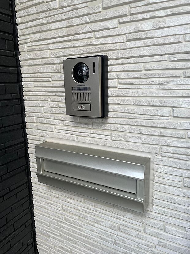 カメラ付きインターホン♪夜はLEDライトが点くのでお顔もはっきりと分かります。防犯も安心です。