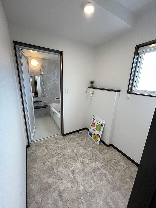 ゆったりとした洗面脱衣所♪はしゃぐお子さまとの着替えも問題なしです♪ドラム式洗濯機も余裕で設置できる広さです♪