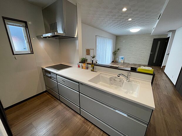 対面キッチンで家族の様子を見ながらお料理ができます♪ワイドなキッチン台は広々でとても快適♪人造大理石のキッチンは丈夫でお手入れ簡単♪