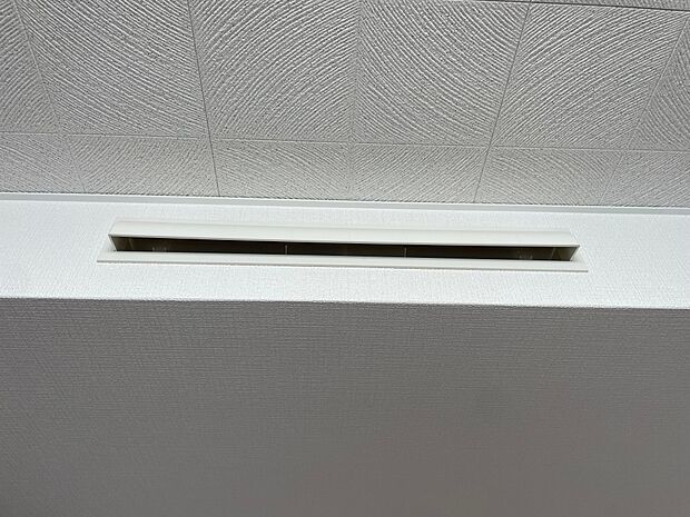 空調された新鮮な空気は、天井脇の吹き出し口から全部屋に流れます♪