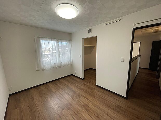 主寝室は広々7.5帖♪日々の疲れを取ってくれる開放感があります♪充実した収納スペースには洋服もバック等の小物も収納可能♪机を置いて書斎も作れます♪