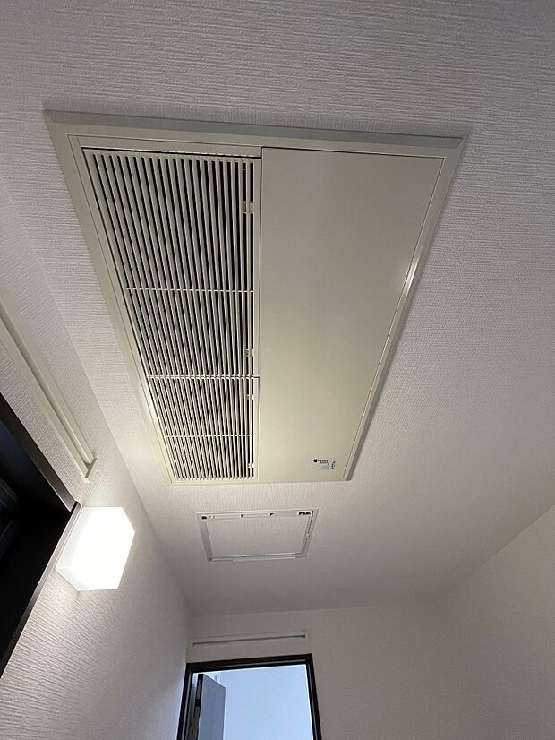天井にある冷暖房装置♪これ一台で部屋中を一年中快適な温度に調整してくれます。外気の新鮮な空気を取り入れ熱交換しています♪寒さ、暑さのストレスがなくて快適な生活を送くることができます♪