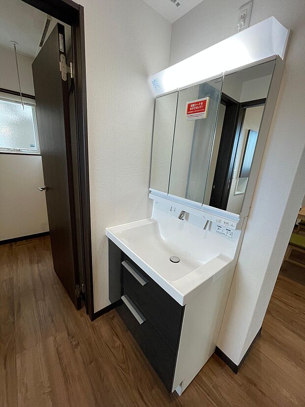 三面鏡の洗面台は鏡の裏が収納になっているため化粧用品がたっぷり入ります♪コンセント付きでドライヤーもすぐに使えます♪