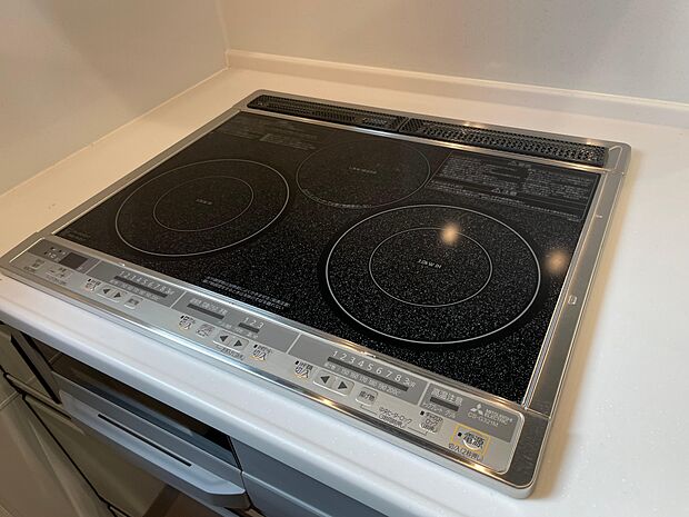 火を使わないIHクッキングヒーターで安心♪お子様とお料理も楽しめます♪温度調節や揚げ物用の設定も充実しています♪魚焼きグリルもお手入れしやすく嬉しい作りです♪