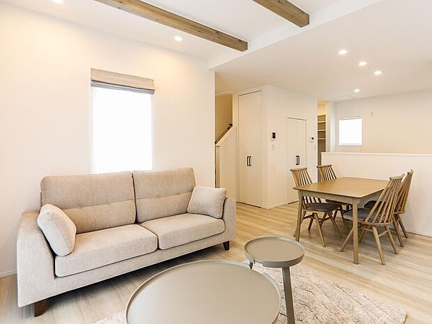 ナチュラルな内装のリビング♪ご家族とゆったりした団欒できます♪高品質な家具付き♪