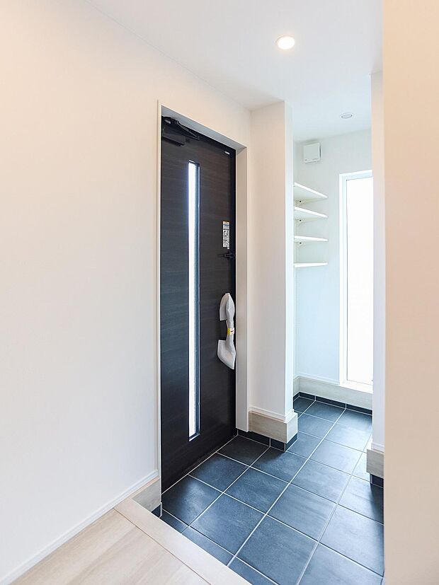 ゆったりとした玄関スペース♪シューズボックス付きで収納も充実♪いつもきれいな玄関を保てます♪