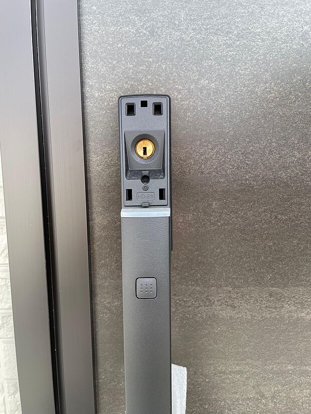玄関ドアはかざすだけで開錠できるICキー搭載♪設定でオートロックも可能です♪荷物が多い時はとても便利です♪