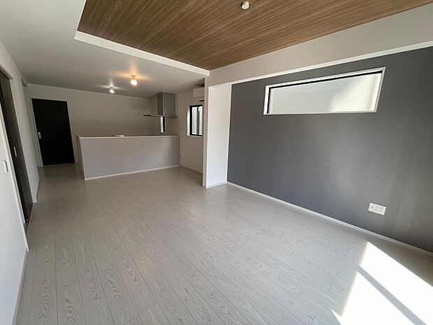 天井が高く開放感を感じる20帖のリビング♪彩光とプライバシーを考えた窓の配置でゆったりと家族と団らんできます♪ソファーやローテーブルを置いてもゆとりのある広さです♪