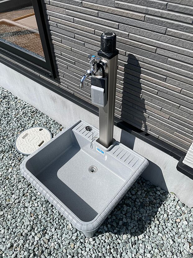 外には標準で立水栓が付きます♪洗車も花壇の水やりも可能♪
