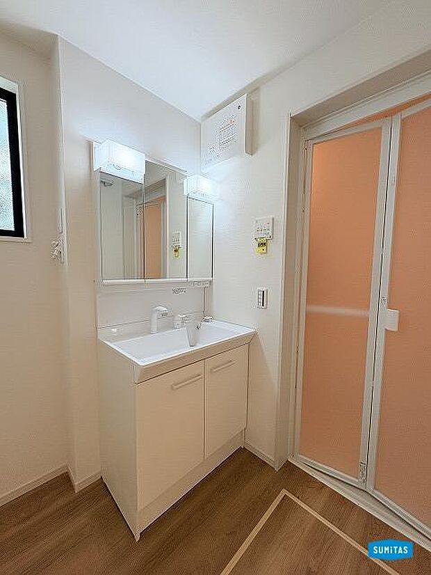 キッチンすぐ横の洗面室なので朝の忙しい時間も嬉しい♪