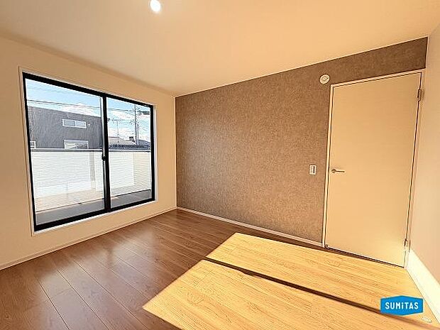 2階洋室7帖。南東側の部屋なので陽当たり良好◎