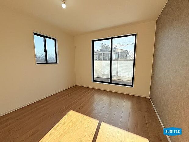 2階洋室7帖はバルコニーにつながっています。主寝室にいかがでしょうか。