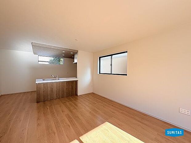 キッチン側の横長の窓から入る陽射しが気持ち良いLDK。是非ご内覧ください。