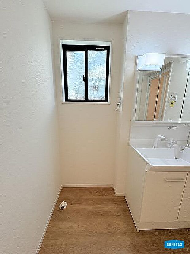 洗面室に窓あります。