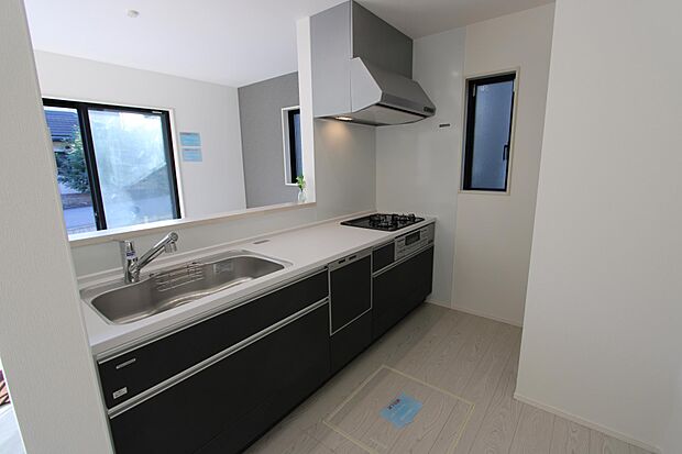 飲み物や缶詰の保存に便利な床下収納付き♪