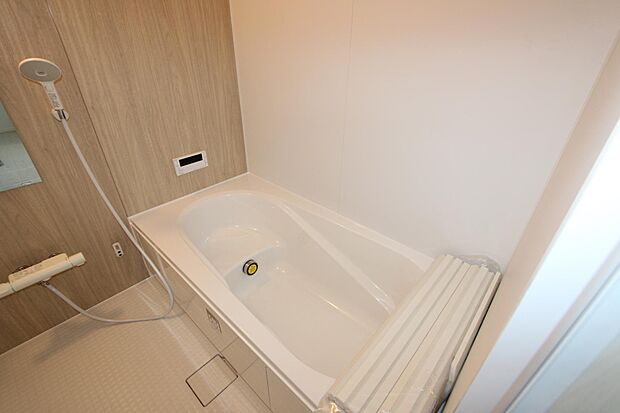 足が伸ばせる浴槽は、1日の疲れを癒してくれます♪