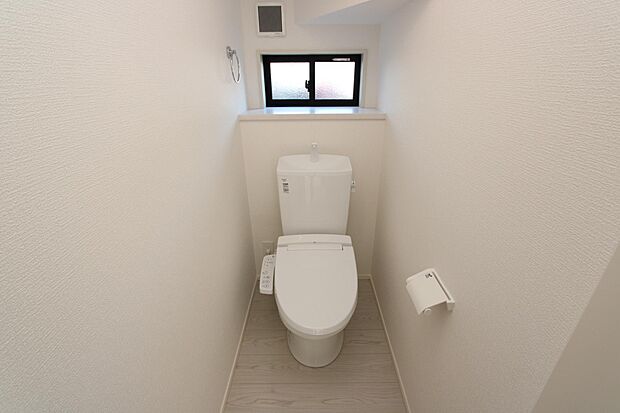 写真は1階トイレですが、2階にもあります♪