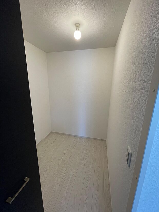 2階の納戸。フリースペースも2つあり書斎や趣味部屋も作れます♪