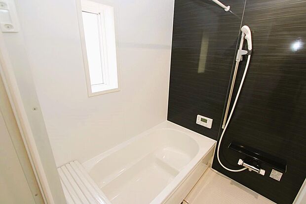 浴室には窓もあり通風・彩光に優れています♪