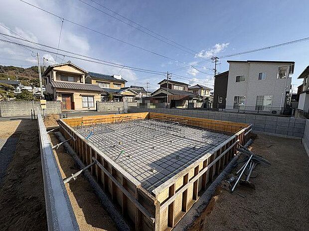 閑静な住宅街にあります、空港通りへのアクセス良好な立地です♪近隣は公園やコンビニのアクセスもしやすく、子育て世代にも嬉しい立地です♪