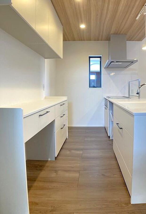 ※カップボードイメージです。SUMiTASブランドの新築住宅には、キッチンのカップボードが備え付けです。上部・下部の二段に分け、ゴミ置き場スペースも用意した収納です。ものが多くなるキッチンを広く使えるための