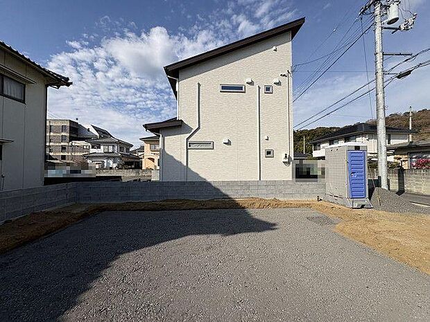 閑静な住宅街にあります、空港通りへのアクセス良好な立地です♪近隣は公園やコンビニのアクセスもしやすく、子育て世代にも嬉しい立地です♪