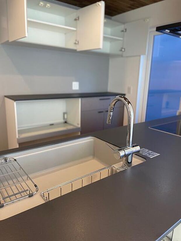 おしゃれな黒基調のキッチンです！背面収納も備わっており新たに家具を買う必要もないです！