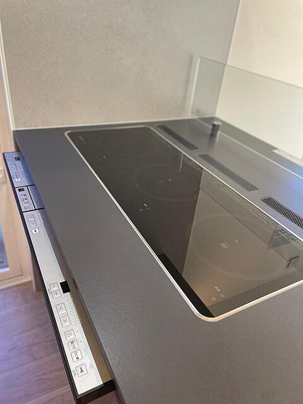 三口のIH設備でこちらも横並列の配置など細かい部分まで考えられております！