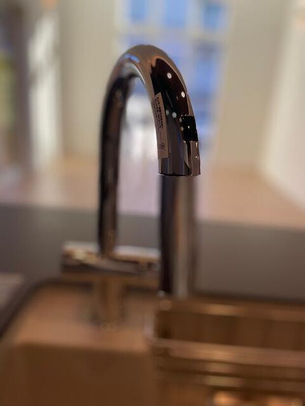 洗い物の際に手が泡が付いた状態でもタッチ一つで水が出る設備も付いております！