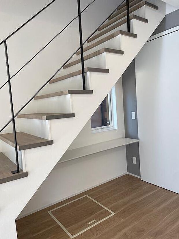 アイアンの手すりは圧迫感を減らし解放感のある空間を生み出します！