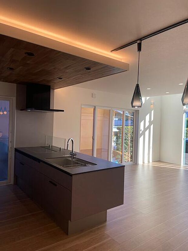 間接照明やレールライトなど、とにかく細部までおしゃれです♪