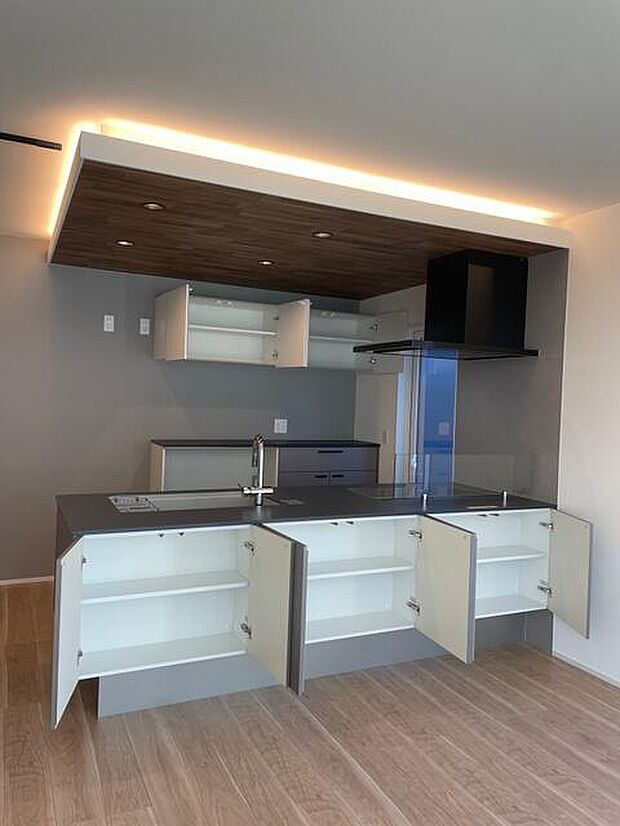 ダイニングスペースにも収納があり、リビング等に物が出た状態を防げます♪