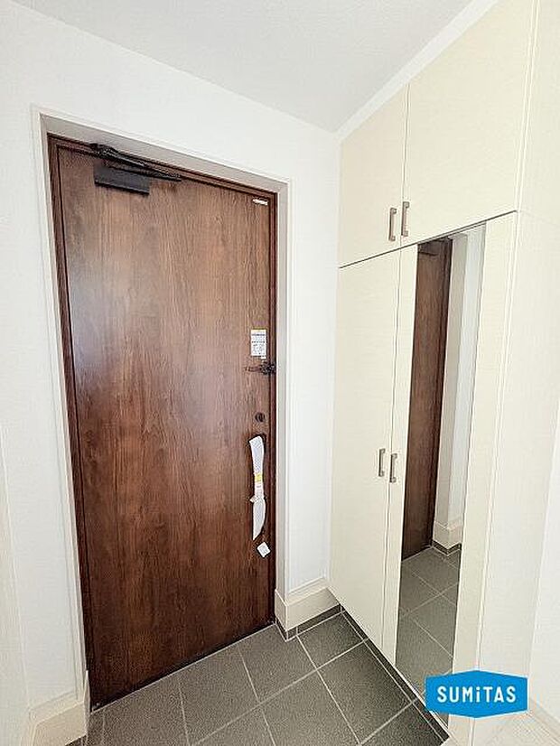 お出かけ前に身だしなみチェックが出来る全身鏡付き収納♪