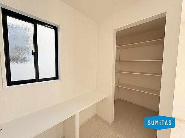 キッチン横にはスタディーカウンターとパントリー完備♪