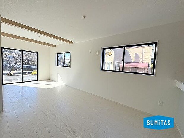 大きな窓からたっぷり光が入ります◎