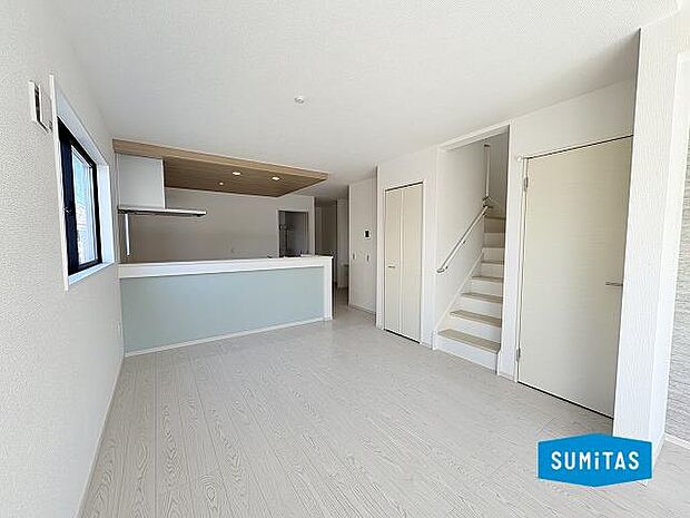 自然と会話が生まれるリビングスルー階段♪