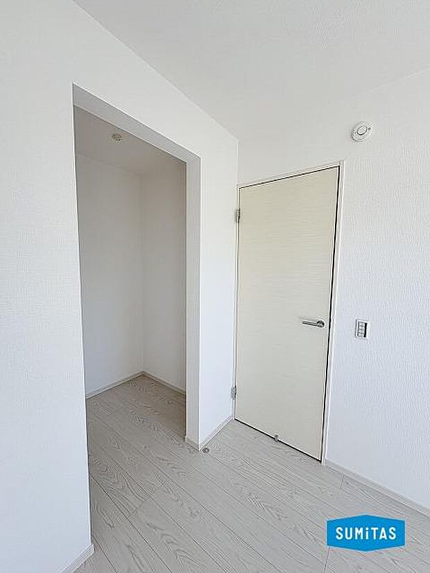 お好きな収納グッズで収納できるウォークインクローゼット付き♪