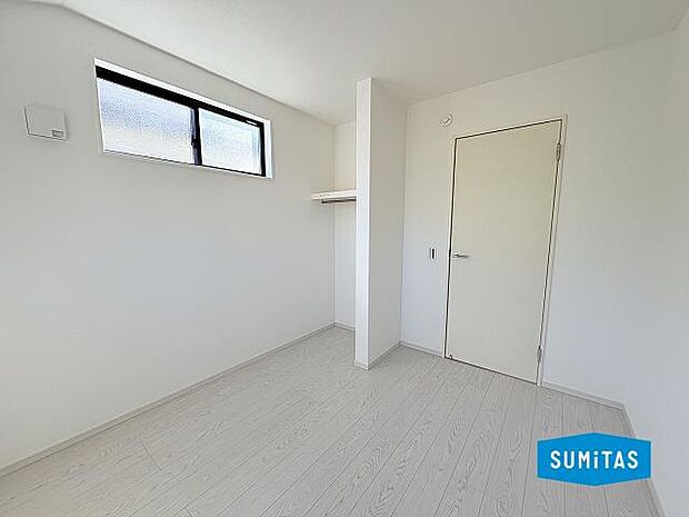 お洋服がかけられる収納スペースがございます♪