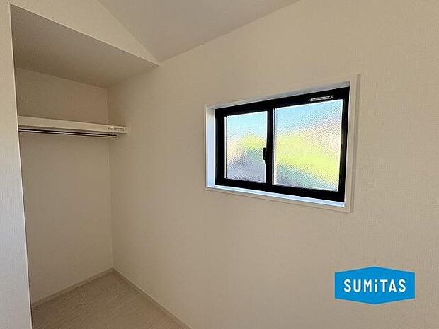 お洋服をかけられる収納スペース付き♪