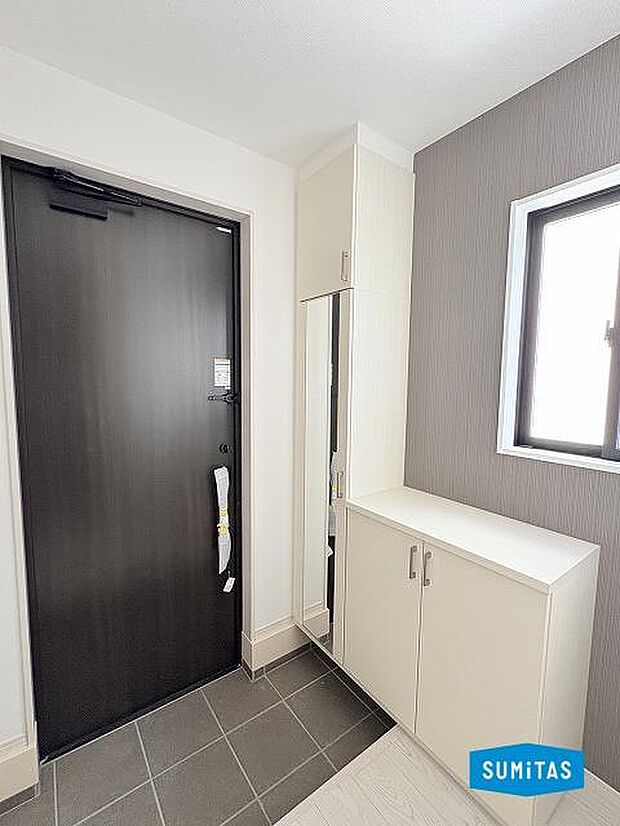 お出かけ前の身だしなみチェックが出来る全身鏡付き◎