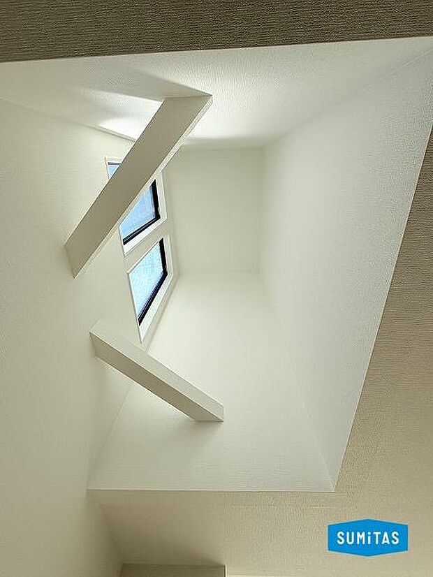 吹き抜けから陽の光が入って明るい♪