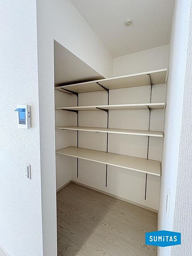 キッチン横にはストックに欠かせない可動式棚付きのパントリー完備♪