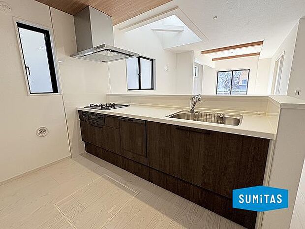 床下収納付きの収納豊富なキッチン♪