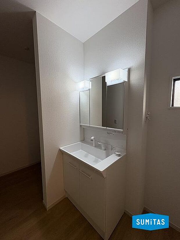 洗面台奥には収納など多用途にお使いいただけるリネン庫付き♪