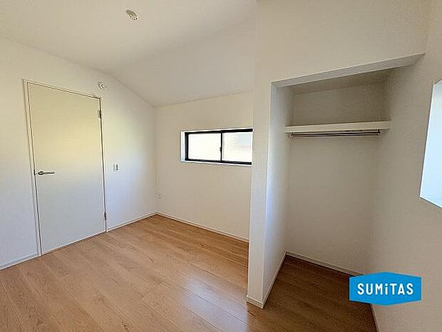 お洋服がかけられる収納スペース有♪