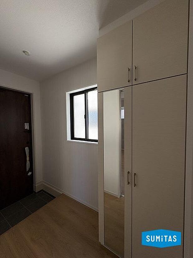 お出かけ前にチェックできる全身鏡付き収納◎