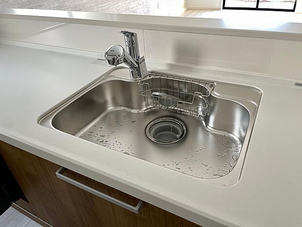 たっぷり食器が入るシステムキッチンのシンク♪シングルレバーなので片手で吐水できます♪蛇口部のヘッドホースが伸びて隅々まで行き渡ります♪浄水カートリッジ対応の水栓です♪