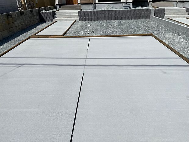 コンクリート舗装された駐車場