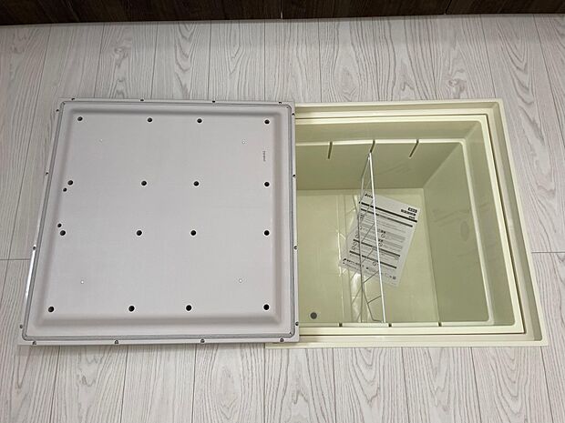 キッチン部床下には収納が付いています♪瓶詰めの食品や缶詰などの保管に最適です♪